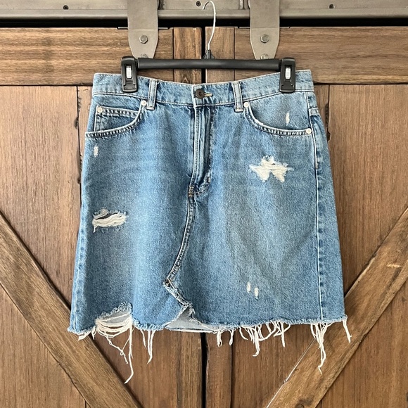 Free People We the Free Hallie Distressed Mini Denim Skirt in Blue Size 29 EUC - Picture 4 of 9